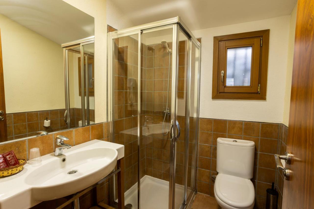 Hostal Les Roquetes เกราลบ์ส ภายนอก รูปภาพ